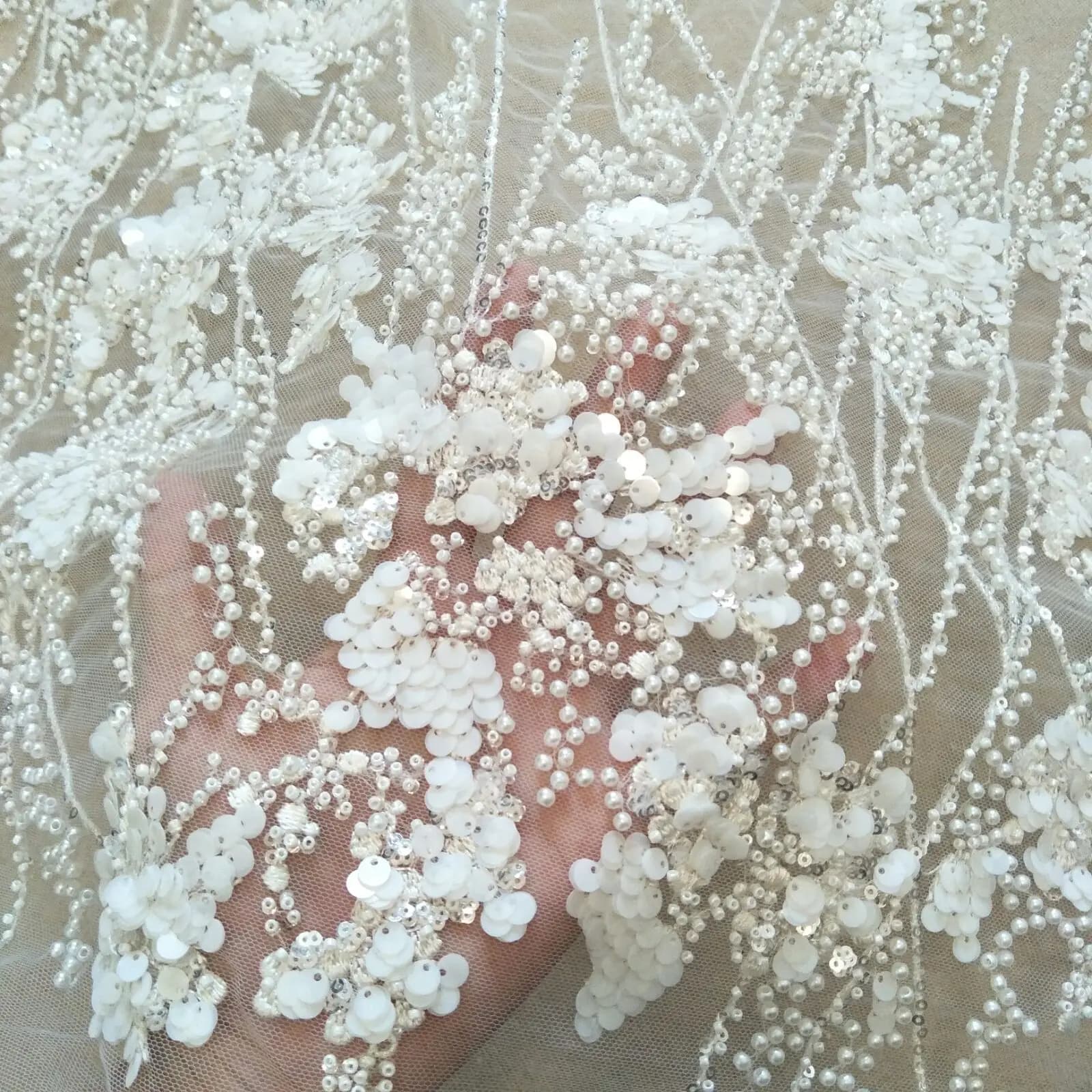 Tecido de renda com miçangas para vestido de noiva 2026, 130cm de largura, vendido por metro.