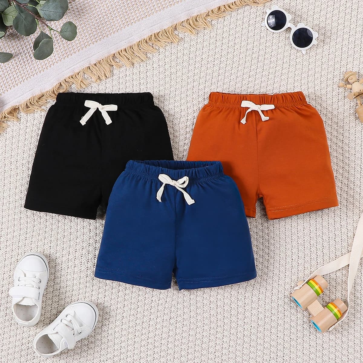 Conjunto de Verão para Bebê Menino em Três Peças, Moda Casual com Cordão Decorativo, Combinação de Shorts Multicoloridos