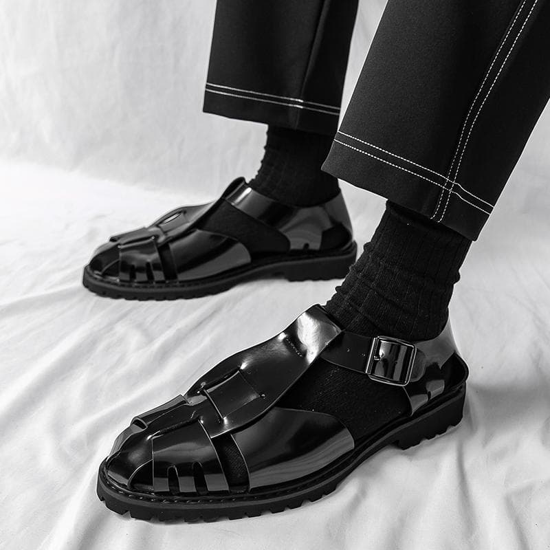 Novos Sandálias Gladiador Masculinas de Verão Couro Patenteado Preto Branco Sapatos Casuais Sandálias de Praia Respiráveis Chinelos de Exterior