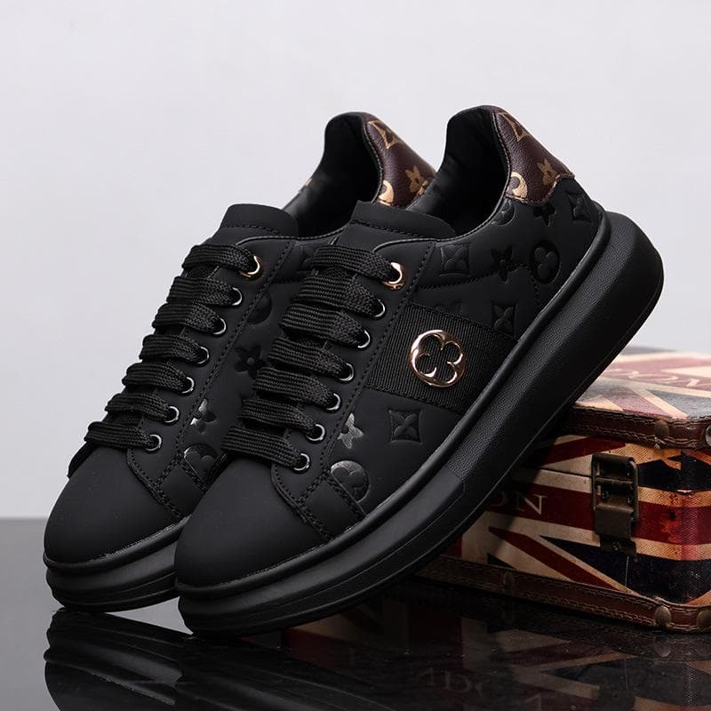 Novos sapatos casuais de primavera e verão McQueen couro sola grossa aumento respirável pequenos sapatos brancos da moda 22 cm