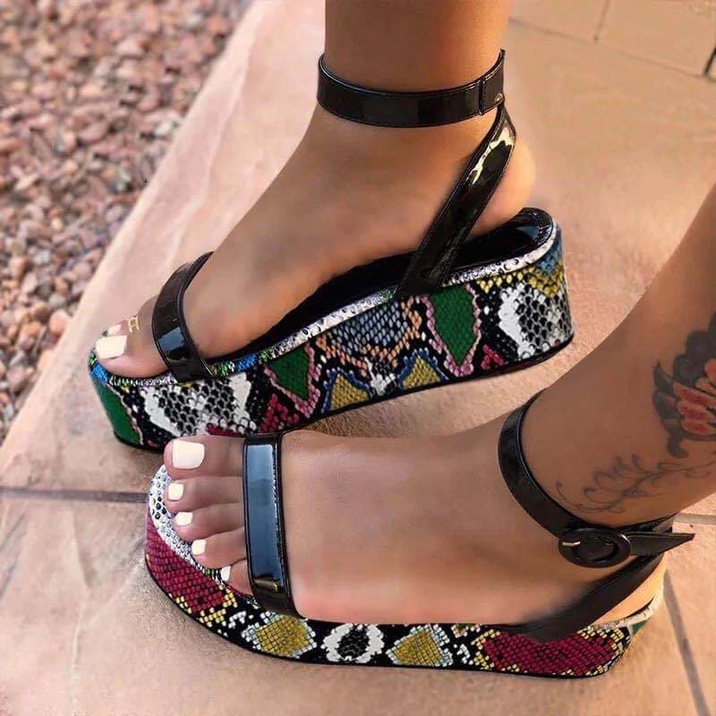 Sapatos de plataforma Sandálias femininas Sandálias de dedo aberto 2024 Sapatos de verão femininos coloridos Fivela no tornozelo Sandálias