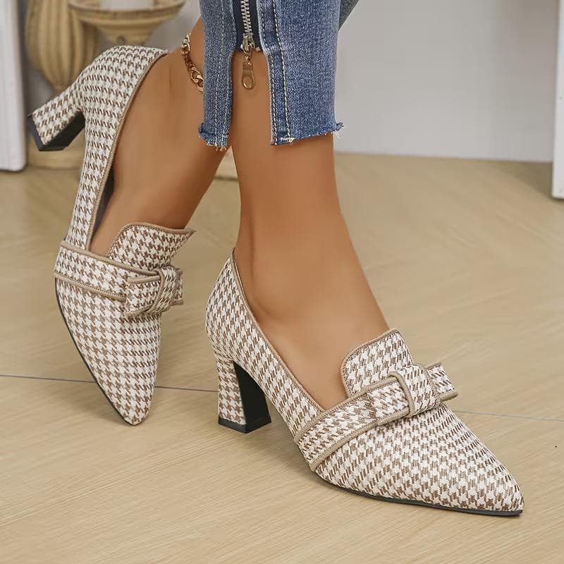 Novos Sapatos de Salto Alto com Bico Fino e Boca Rasa de Ponto Grande para Mulheres Verão 2025, Sapatos de Salto Alto Modernos e Elegantes para