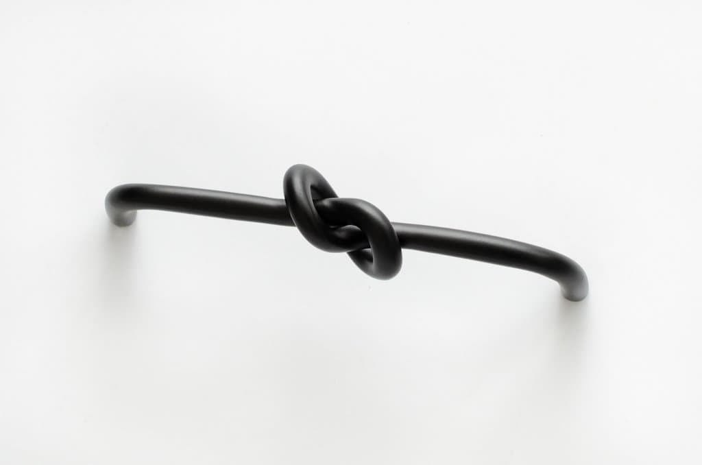 Puxador alongado para móveis Knot 128 em latão preto