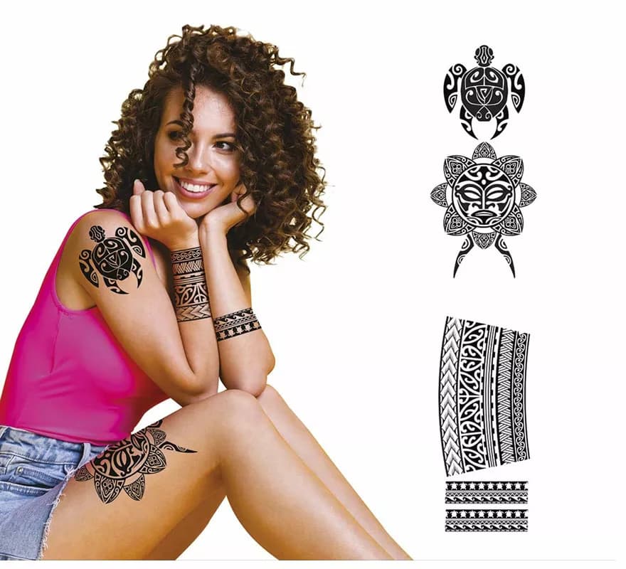 Tartaruga preta e tatuagens de flores
