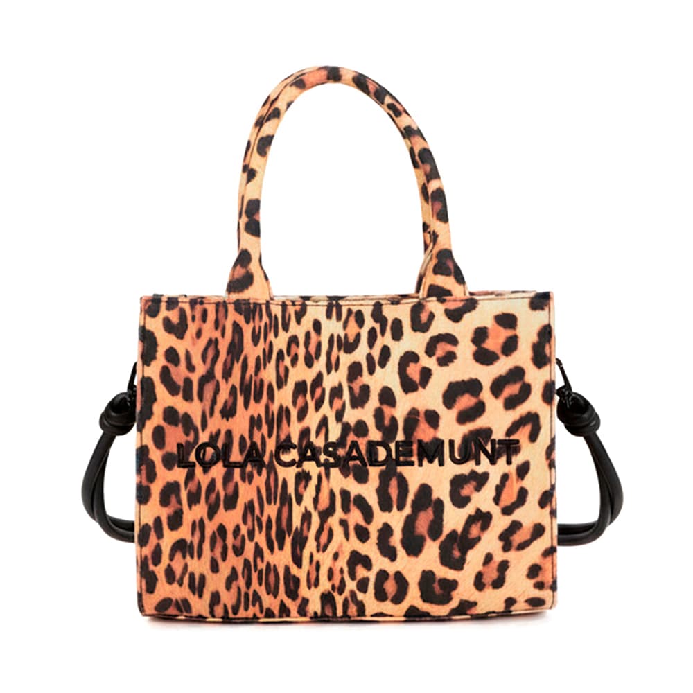 Lola Casademunt Bolsas, produtos de higiene pessoal e malas femininas Bolsa de compras pequena em tecido com estampa de leopardo