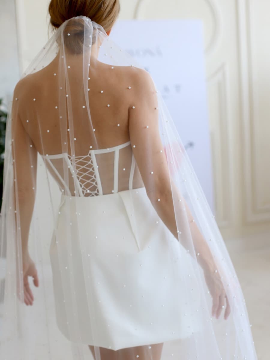 Velo da sposa a cascata con bordo tagliato in rete e perle a un livello