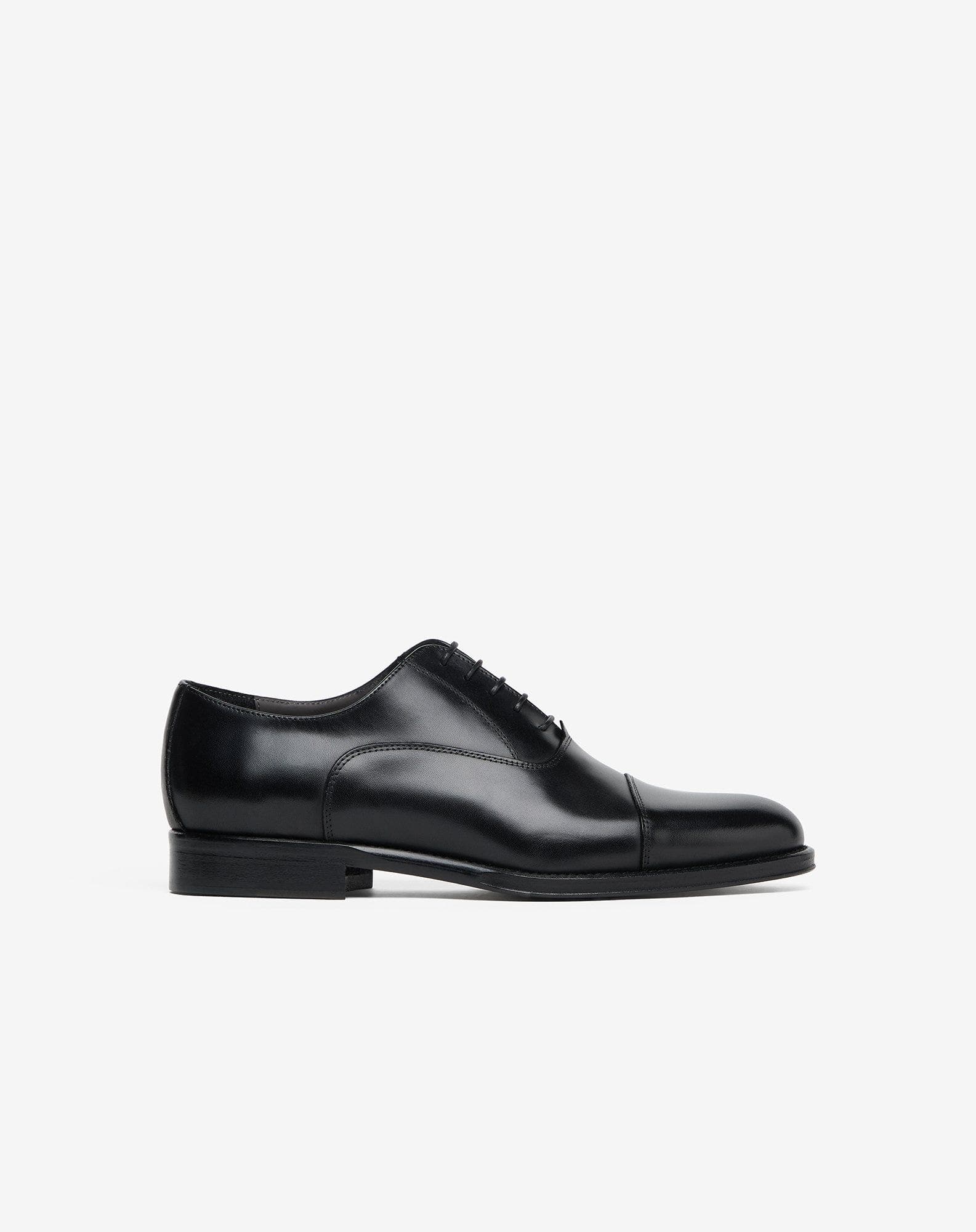 Black leather Oxford shoes