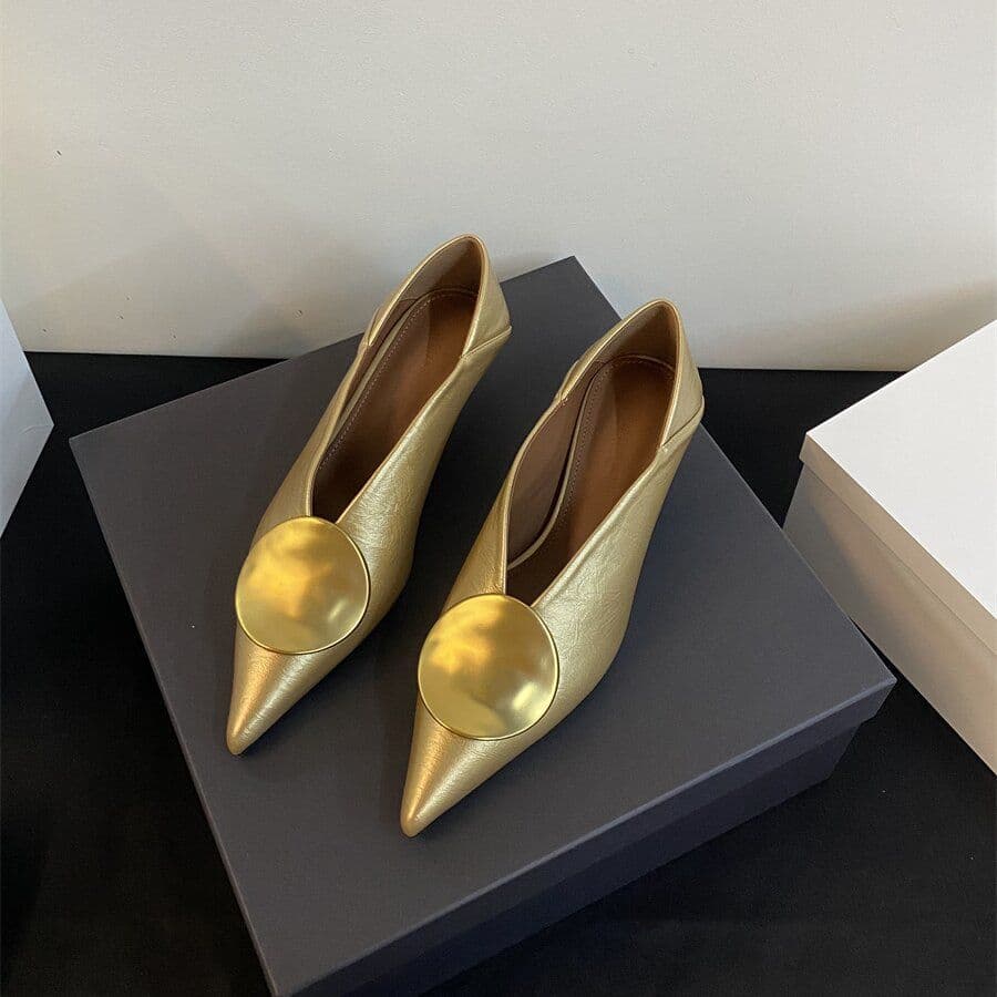 Francês! Sapatos únicos de fivela de metal pontiaguda dourada para mulheres, verão, dois usos, boca clara, salto médio, sapatos de couro pequenos,