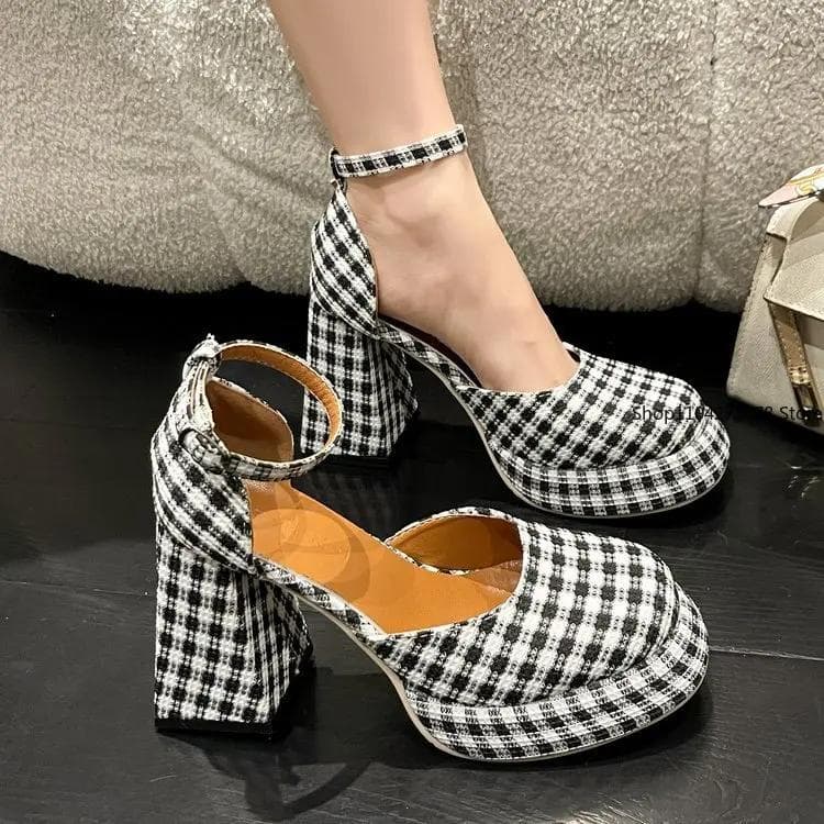 Sapatos Mary Jane de Salto Alto Vintage da Moda 2025 Mulher Plataforma de Couro Envernizado Scarpins Mulher Elegante Salto Sólido para Escritório