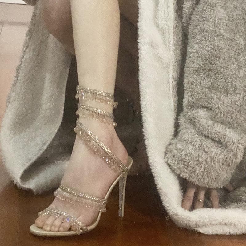 Sandálias de salto alto menina 2025 novo cristal estilo fada palavra com strass cobra em forma de enrolamento salto agulha sandálias menina moda cm