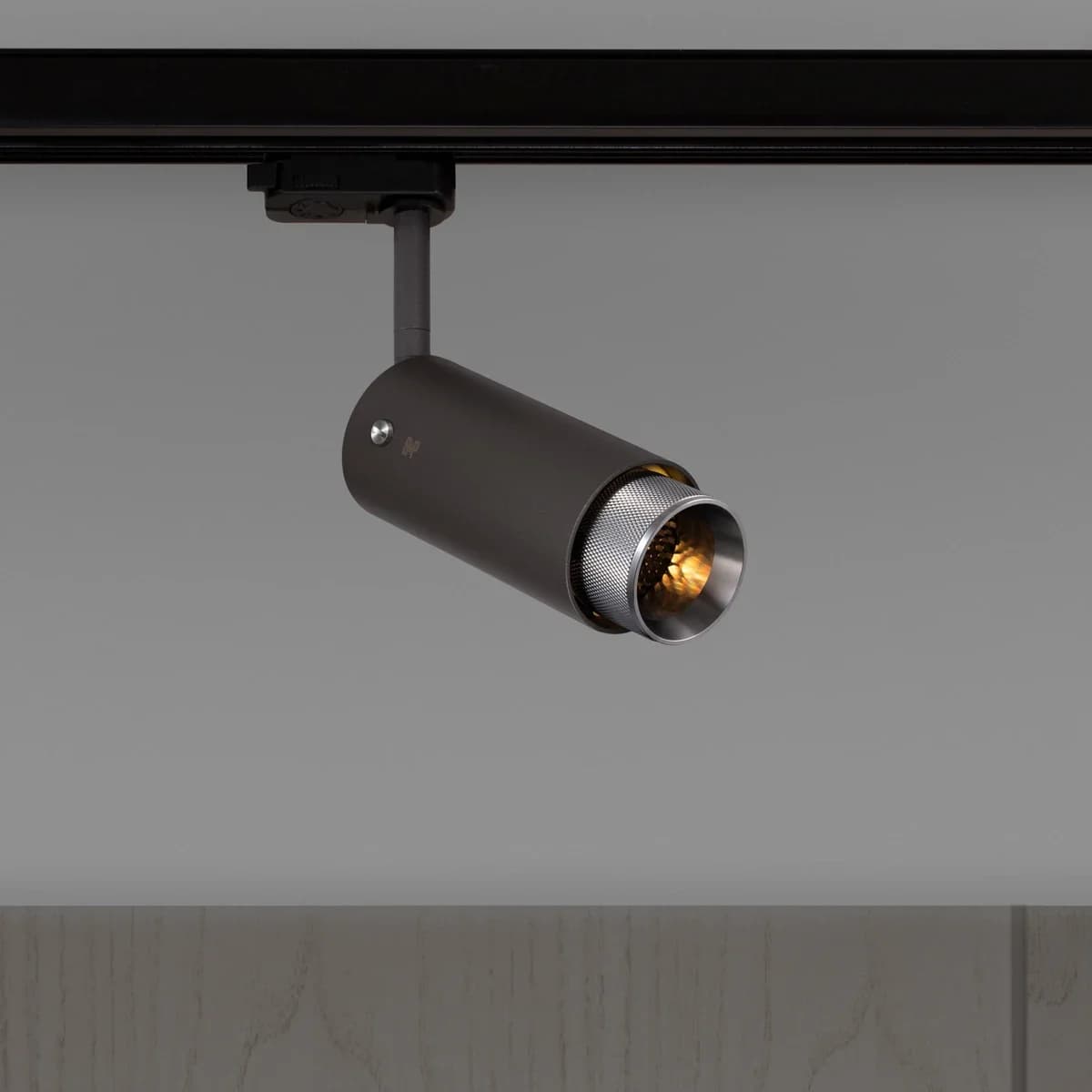 Farol auxiliar de longo alcance Exhaust Cross Track, em aço grafite com detalhes prateados.